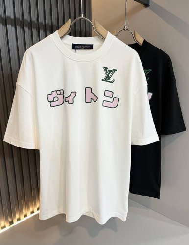 louisvuitt*路易*登 2025春夏全新系列单品上线，非常时髦前卫的一款男女同款短袖T恤，标识Logo图案压胶修饰！区别于以往的不同，宣示品牌传承多年的