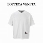 Bottega Veneta葆蝶家Bv 小鲨鱼刺绣短袖T恤 杭州专柜 p7150购入，面料选用Yb一致米白色，32支爽滑双纱平纹欧盟有机棉，水洗后克重为280克