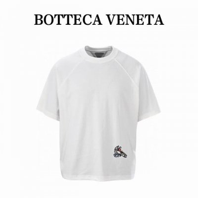 Bottega Veneta葆蝶家Bv 小鲨鱼刺绣短袖T恤 杭州专柜 p7150购入，面料选用Yb一致米白色，32支爽滑双纱平纹欧盟有机棉，水洗后克重为280克