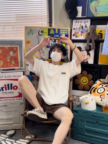 vans 万斯 日系滑板情侣短袖 商品参数 采用260克双砂面料 三针五线做工，领口包包边条 今年火爆的品牌 看到了就忍不住要自留一件 正确纹路立体印花 正确面