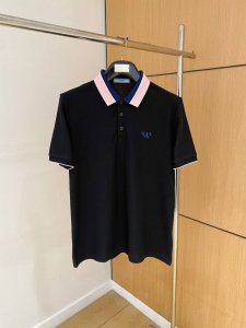 普拉达25S新款polo短袖.原单推荐 这款polo衫采用高端丝光棉质珠地面料制成 经典衣领 点缀条纹饰边 胸前饰有蒙家标识刺绣.领口Moncler字母双色定织