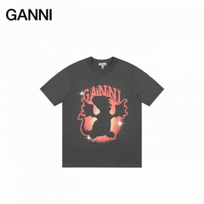 Gann25Ss 卡通龙年限定短袖 如果你还不认识来自哥本哈根的Ganni 那真的要告诉你 这个牌子穿过的明星实在是太多了 韩潮顶流加持和她独具特色的笑脸 成了
