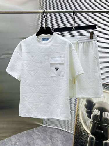 普拉达 prada 2025Ss春夏新款 休闲 短袖 短裤裤 套装，高端版本！专柜定制面料 透气舒适度高，细节无可挑剔，品牌元素设计理念，体现高品质。手感细腻柔