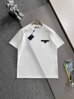 p100 Prada 普拉达 2025新款 肩部梭织拼接 胸前定制三角章Logo口袋 男女同款 短袖T恤 ·定制260克100％双纱纯棉面料 ·定染32支双股螺