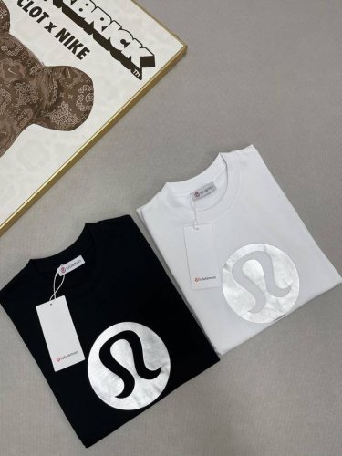 顶级复刻版。 夏季新款Lululemon露露3M反光大标皮标短袖T恤 Yb定织定染面料、颜色 印花、版型 辅料 印花采用日本Brother白墨数码直喷成衣印花，
