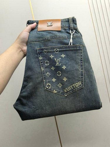 Lv驴牌。2025春夏最新推出男士休闲牛仔裤新品！重工水洗牛仔裤！定制面料和一般牛仔布料比起来，更加柔软舒适！超重工洗水工艺 双工艺洗水 整条裤子，手感舒适，细