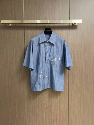 上衣 短裤 lv 2025Ss新款短袖衬衫短裤套装 借 Lv Regatta 图案描摹繁华港口之景 与当季航游主题巧妙呼应 精致刺绣于棉质青年布勾勒海上漂泊的小