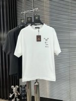 Lv。顶级货品2025春夏新款首发专柜最新款短袖圆领T恤 高端订制 设计前卫时尚！品牌Logo重工艺设计 高端定制原版欧棉面料.手感柔软.穿着舒适.B专柜级别精