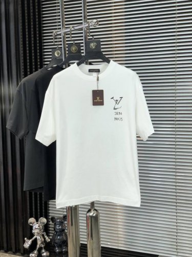Lv。顶级货品2025春夏新款首发专柜最新款短袖圆领T恤 高端订制 设计前卫时尚！品牌Logo重工艺设计 高端定制原版欧棉面料.手感柔软.穿着舒适.B专柜级别精