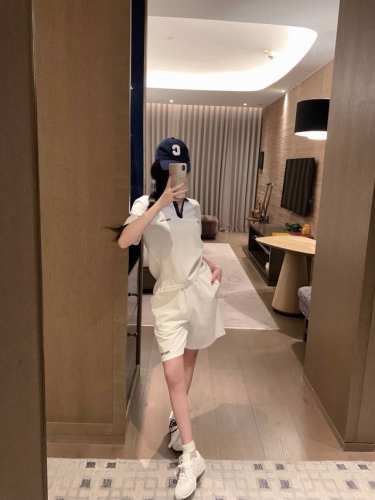 上新 Miumi* 缪缪 刺绣字母撞色polo衫短袖短裤套装～～ 专Gui同款！ 颜色：蓝色 杏色 尺码：Sml见尾图