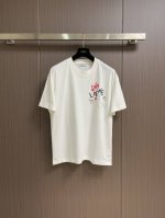Loewe 罗意威 2025Ss手绘涂鸦刺绣Logo短袖T恤，采用180克迈巴赫爽棉面料，前幅采用进口机数码直喷，经5次打版调色，由深至浅，渐进过程自然而又丰富