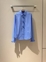 por*T*S 1961 新款推荐 晴空蓝白色条纹纯棉衬衣，选用府绸面料轻薄透气，衬衫领型简约现代，球球纽扣U型下摆并配有标志性Logo刺绣，无论是上班还是日常