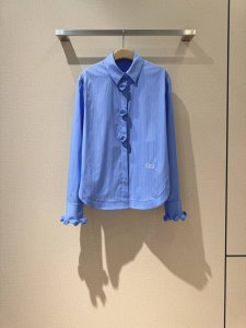 por*T*S 1961 新款推荐 晴空蓝白色条纹纯棉衬衣，选用府绸面料轻薄透气，衬衫领型简约现代，球球纽扣U型下摆并配有标志性Logo刺绣，无论是上班还是日常