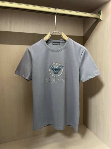 阿玛尼 2025春夏新品 经典百搭款 圆领短袖T恤 每年必出的单品！简单大方设计 干净利落剪裁 采用进口顶级丝光面料 柔软细腻 男人的衣柜都少不了基础 随时随地