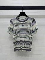 P210上新原单高端品质 Chane* 2025春夏最新系列！撞色条纹圆领针织短袖！混色纱线碰撞 打造出时髦高级的气质单品 胸前经典Logo标识点缀 彰显品牌魅
