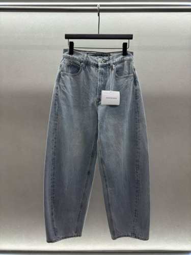 2660 Spring And Summer ！Aw弯刀牛仔裤， 定制进口牛仔面料，背面字母压胶设计， 超有设计感，宽松玩到版型巨显瘦， 任何身材都可轻松驾驭，