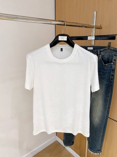 迪奥25Ss春夏 新品 定制蚕丝面料丝滑透气！时尚经典圆领短袖时尚单品设计，更加时尚舒适，高标准定制，上身非常有型，胸前品牌经典Logo 图案 客供辅料，客供进