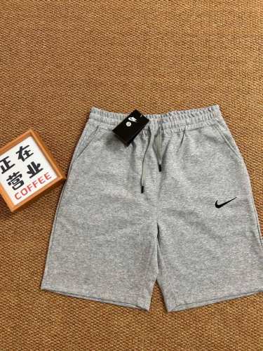 Nike 耐克夏季最新款刺绣基础五分休闲短裤 采用重磅华棉面料，触感柔和、垂感强，穿着体验感好 4-5级水洗色牢度不易褪色 面料采用水洗印染工艺 水洗不褪色 穿