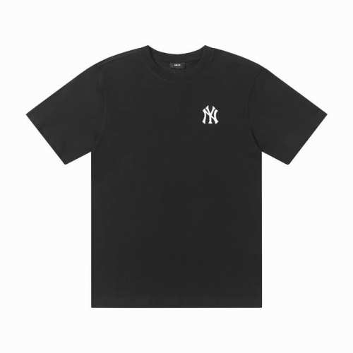 Mlb 男女情侣潮流涂鸦大Logo运动舒适休闲T恤25春夏新款 款号:611 面料：240克双纱纯绵 颜色 :奶白色 黑色 灰色 尺码：S M L Xl Xxl