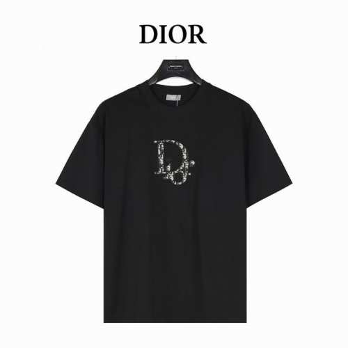 dior 迪奥 25Ss 老花贴布刺绣短袖T恤 这款 T 恤来自 Dior By Erl 尊享联名系列。 采用黑色棉质竹节平纹针织面料精心制作， 胸前饰以老花小