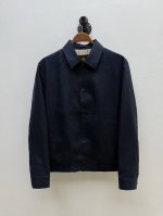 lp·轻量旅行者全麻夹克、代工厂出品 春夏系列 经典的“Light Voyager”版型，是每一个享受质感生活的人都必须要收藏的一款单品 夹克的每一颗扣子都镌刻