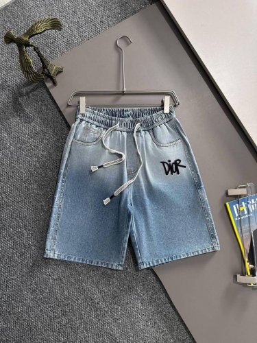 迪奥2025夏季新品牛仔裤牛仔短裤，采用进口客供日本Denim平纹棉质牛仔面料梭织生产，三标齐全，顶尖的石磨水洗工艺让质感达到80年代的老味，柔软细腻舒适透气，