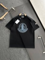 p100 Mon 2025Ss春夏最新款圆领时尚短袖T恤，官网同步，专柜纯棉面料！贴肤舒适，耐看又好穿，经典简约Logo设计，原厂工艺一丝不苟，型男必备单品 颜