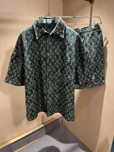 louis Vuit*On 路易*登 2025春夏新款轻奢男女同款牛仔套装，路易家族的新高端，细节品质永远的那么完美无瑕，重工洗水，全景Logo图案设计！创意设