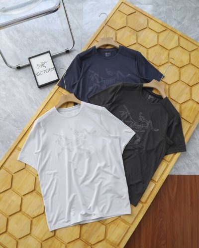 arc'teryx 始祖鸟速干户外休闲圆领短袖T恤 官网同步 门店在售采用的是最新型中空吸湿排汗功能材料，领口内侧压胶条 贴带,简洁而舒适面料面料的底部采用导槽