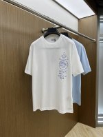 Dior迪奥2025新款植物插画图案字母印花T恤短袖 轻薄款式 这款 T 恤展示来自本季 Dior And Hylton Nel 联名系列的标志。采用白色棉质平