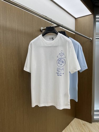Dior迪奥2025新款植物插画图案字母印花T恤短袖 轻薄款式 这款 T 恤展示来自本季 Dior And Hylton Nel 联名系列的标志。采用白色棉质平