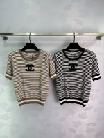 Chan* 小香2025春夏最新系列 条纹针织短袖 定制丝毛纱线织造 细腻肌理 柔软舒适 圆领针织短袖裁剪 通体细密针织 领口螺纹包边增添精致调性 搭配弹性十足