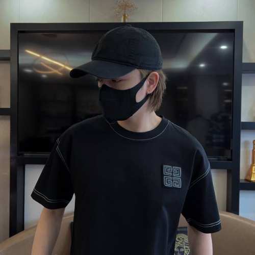 高端复刻 Givenchy 纪梵希Gvc 胸口4G明线刺绣短袖 黑色 面料：采用60支丝光双股 以黑色为基，白色明线点缀在黑色之上，细节中流露出高级感 面料采用