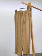 loropiana L. P2610Fw春夏新品 Lp 商务户外休闲裤，一上身就是好看 .一定是Lp王牌 ..新款针织弹力纤维内里混纺面料。 上身的立体感十足。