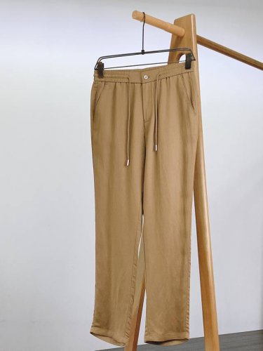 loropiana L. P2610Fw春夏新品 Lp 商务户外休闲裤，一上身就是好看 .一定是Lp王牌 ..新款针织弹力纤维内里混纺面料。 上身的立体感十足。