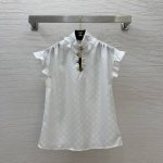 款号D25061259 Louis*驴家Lv新款定制老花提花面料、金色纽扣荷叶边拼接修身显瘦立领飞飞袖P！白色， M码：肩宽48，胸围98，前衣长66 63