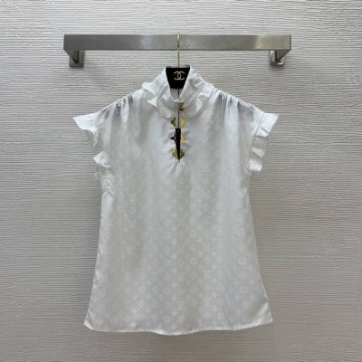 款号D25061259 Louis*驴家Lv新款定制老花提花面料、金色纽扣荷叶边拼接修身显瘦立领飞飞袖P！白色， M码：肩宽48，胸围98，前衣长66 63