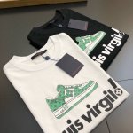 lv 路易威登 夏季专柜在售新款圆领印花短袖 Os慵懒风版型 采用客供定制双股纯棉面料 环保第一 轻薄清爽 柔软舒适 透气性极佳 经典品牌元素设计富有浓郁的复古