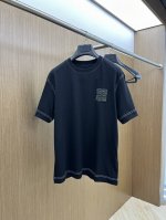 givenchy纪梵希2025新款男士徽标明线Logo刺绣短袖T恤 本款棉质短袖T恤，圆领，胸前饰以立体缝线4G Logo，Gz 饰以缝线。 颜色：黑色 尺码：