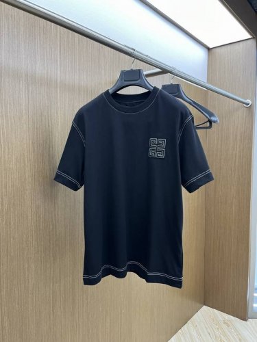 givenchy纪梵希2025新款男士徽标明线Logo刺绣短袖T恤 本款棉质短袖T恤，圆领，胸前饰以立体缝线4G Logo，Gz 饰以缝线。 颜色：黑色 尺码：