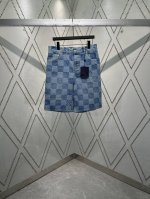 驴家 25Ss新款棉质青年布短裤取材繁复 Damier 提花，与种子图案共同营造惬意氛围。Marque L.Vuitton DéposéE 标识融入织纹，珍珠纽