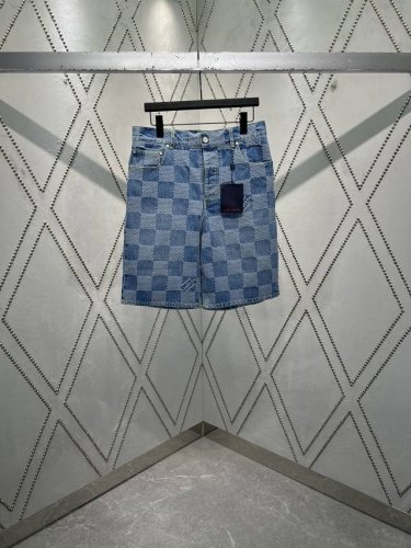 驴家 25Ss新款棉质青年布短裤取材繁复 Damier 提花，与种子图案共同营造惬意氛围。Marque L.Vuitton DéposéE 标识融入织纹，珍珠纽