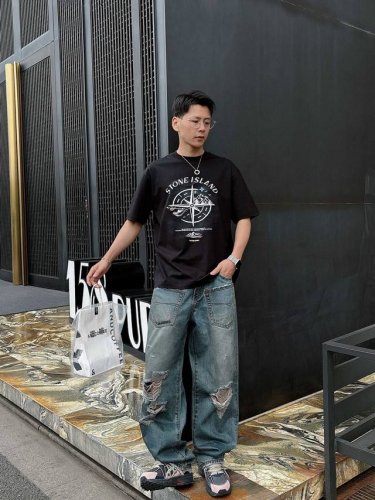 石头岛 2025春夏新款首发专柜最新款短袖圆领T恤 高端订制 设计前卫时尚！品牌Logo重工艺设计 高端定制丝光云朵棉面料.手感柔软.穿着舒适.专柜级别精致车线