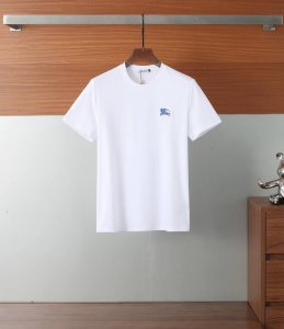 xiaoxiao 高端品质巴宝莉双面液氨棉 .面料柔软舒适透气，经典百搭款 战马刺绣设计 合体的版型 领口微微贴合颈部 上身挺拔而更具时尚感 整体上身感不会过紧