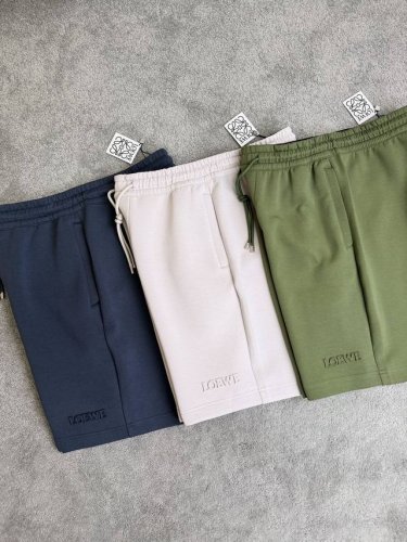 薄料 速干空气层 Loewe罗意威 25春夏新品短裤，把高级感穿进日常的穿搭武器！一穿上就被惊艳到！原来休闲运动风也可以这么时尚。 选用最新速干空气层 超高端材