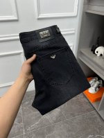 阿玛尼 新款来袭2670新春爆款新品 专柜有售 实体店极品牛仔裤专柜原版1:1好货，适合各个年龄段。市场最高版本的欧洲进口面料。舒适柔软亲肤，上身效果超级棒时尚