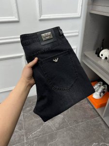 阿玛尼 新款来袭2670新春爆款新品 专柜有售 实体店极品牛仔裤专柜原版1:1好货，适合各个年龄段。市场最高版本的欧洲进口面料。舒适柔软亲肤，上身效果超级棒时尚