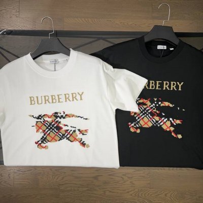 巴宝莉 Burberry 2025春夏新品战马刺绣拼接格子设计圆领短袖T恤 胸前采用战马刺绣设计 格子布与骑士战马元素彰显品牌特征 采用数码精密立体贴布绣工艺