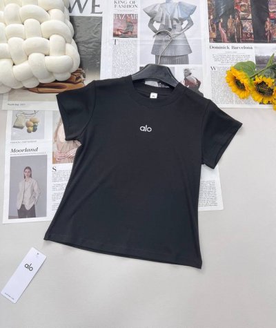 Alo字母印花修身弹性短袖T恤小版型辣妹修身短袖 时尚潮流新宠 独具匠心 瞬间提升你的时尚品味 面料柔软舒适 弹性十足 贴身穿也毫无压力 高弹力运动打底 让你无