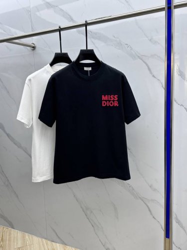 Christian Dior 迪奥 2025Fw春夏新品圆领打底外穿T恤，立体感Logo微廓形半袖 活性纯棉打底T恤，棉，手感面糯有骨感，柔而有韧性。工艺处理，